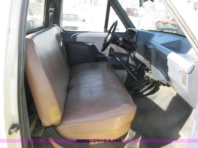 image for item 8112 1991 Ford F250 Custom utility pickup truck