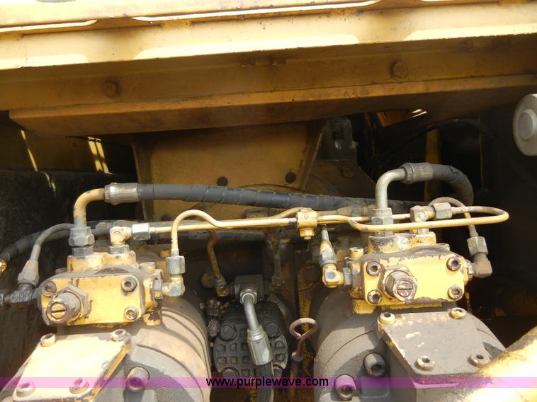 image for item 8640 1994 John Deere 892ELC excavator