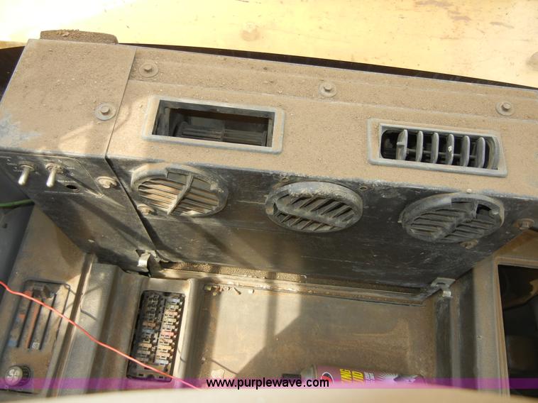 image for item 8640 1994 John Deere 892ELC excavator