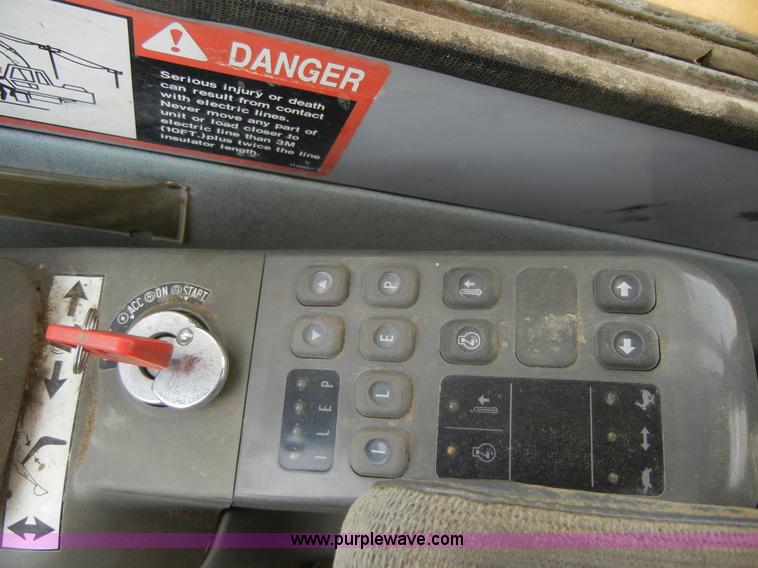 image for item 8640 1994 John Deere 892ELC excavator