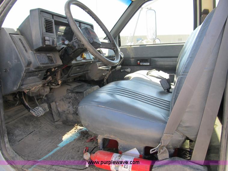 image for item 8990 1998 GMC C7500 truck with CME drilling attachment