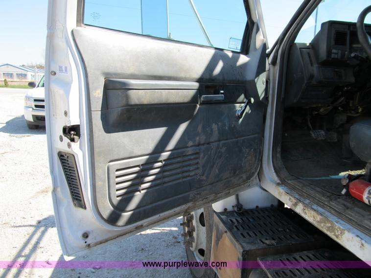 image for item 8990 1998 GMC C7500 truck with CME drilling attachment