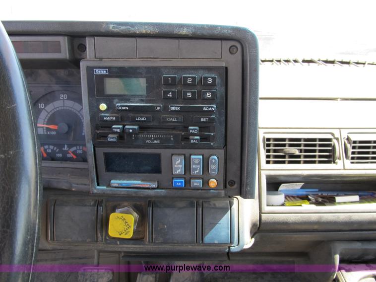 image for item 8990 1998 GMC C7500 truck with CME drilling attachment