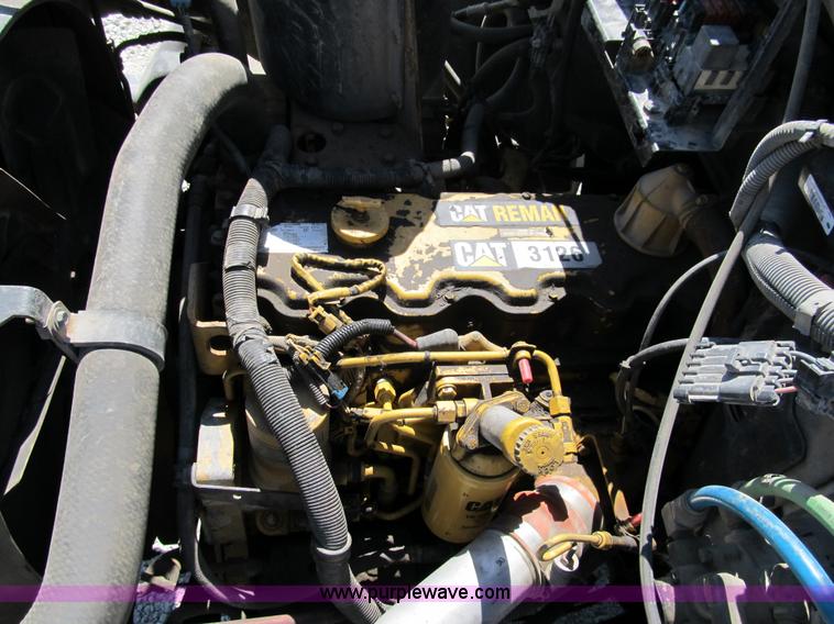 image for item 8990 1998 GMC C7500 truck with CME drilling attachment