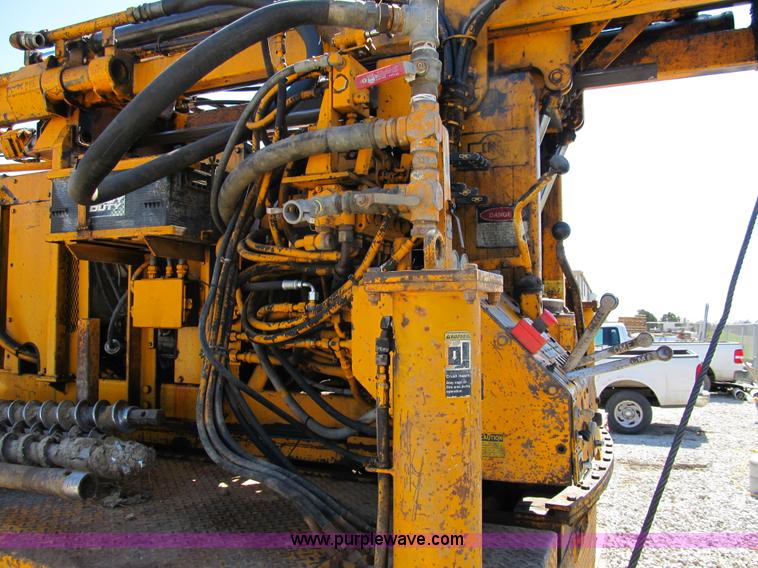 image for item 8990 1998 GMC C7500 truck with CME drilling attachment