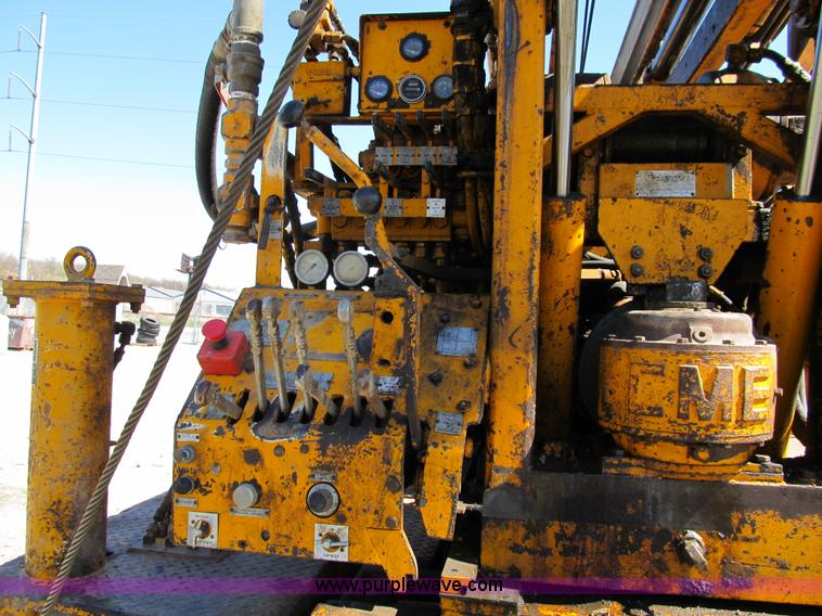 image for item 8990 1998 GMC C7500 truck with CME drilling attachment