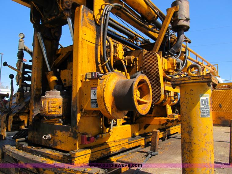 image for item 8990 1998 GMC C7500 truck with CME drilling attachment