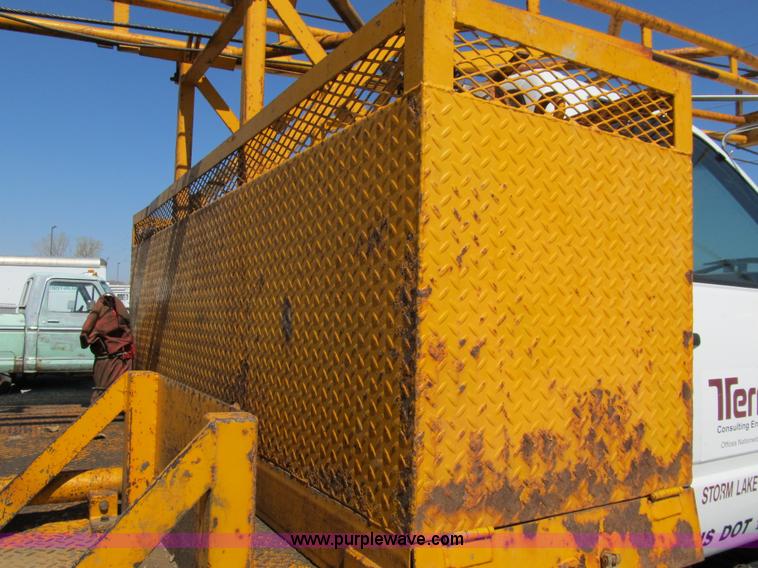 image for item 8990 1998 GMC C7500 truck with CME drilling attachment