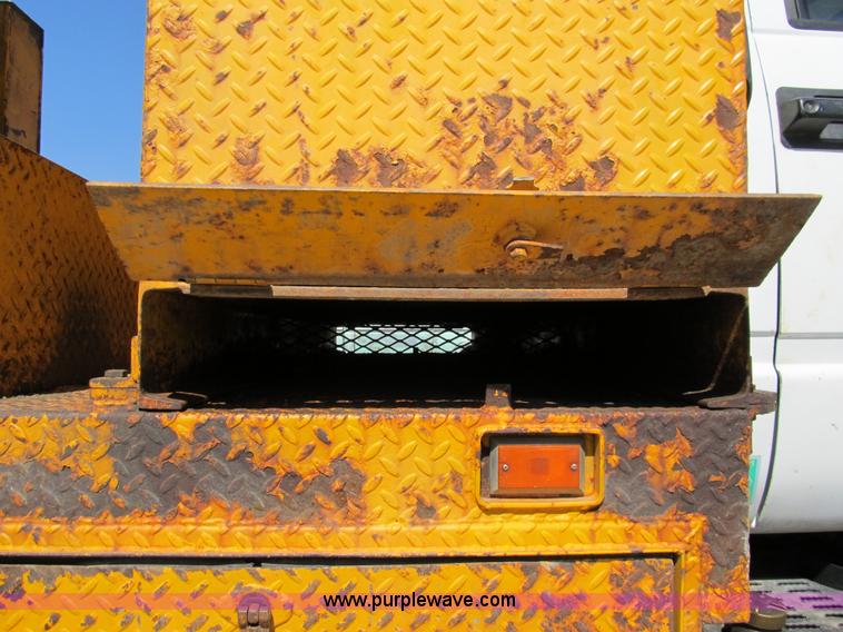 image for item 8990 1998 GMC C7500 truck with CME drilling attachment