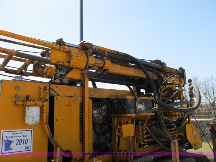 image for item 8990 1998 GMC C7500 truck with CME drilling attachment