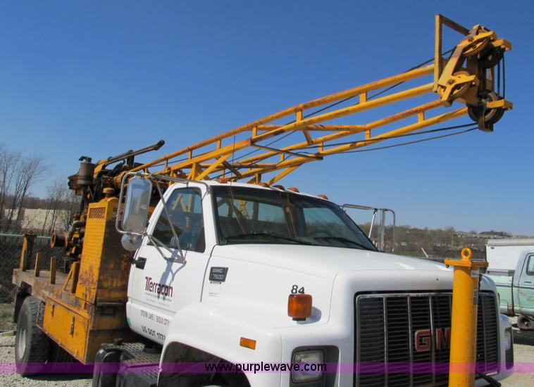 image for item 8990 1998 GMC C7500 truck with CME drilling attachment