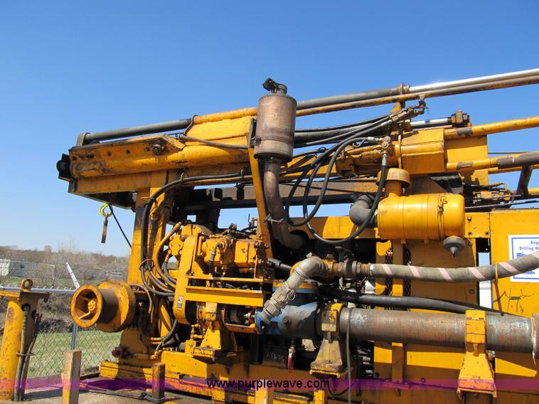 image for item 8990 1998 GMC C7500 truck with CME drilling attachment