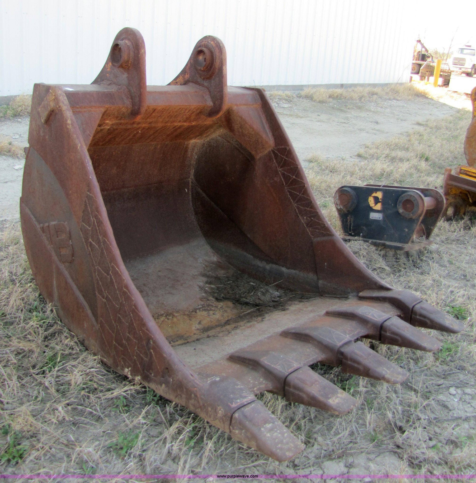 John Deere 992 excavator bucket in Lindsborg, KS | Item 8635 sold ...