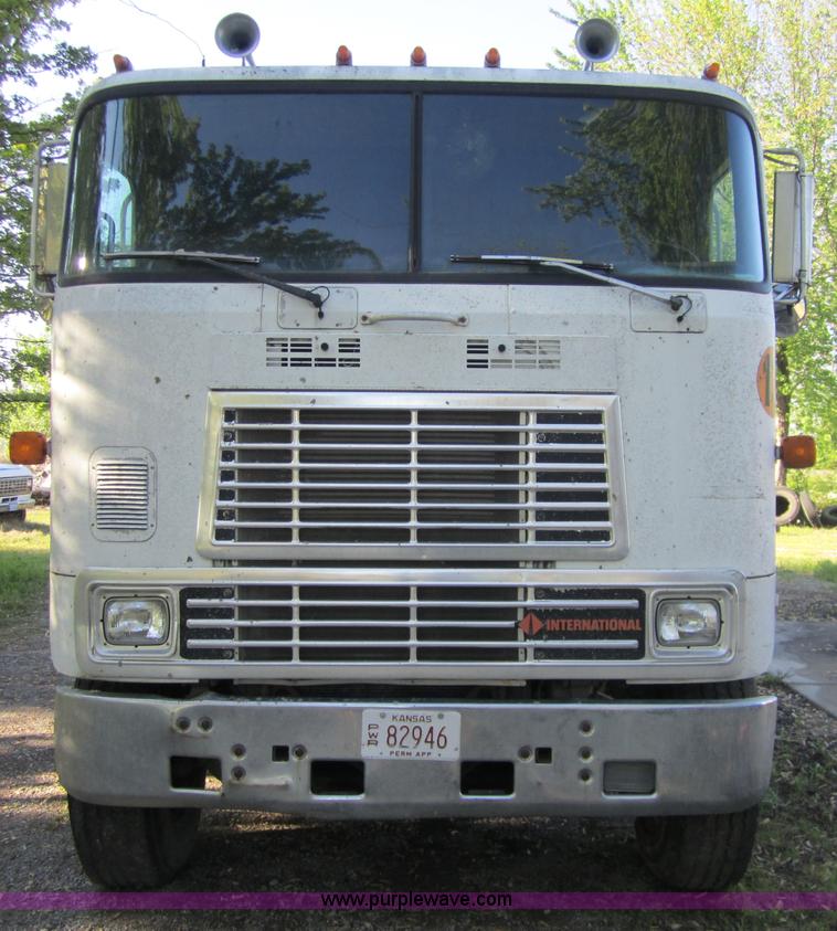 image for item 1000 1988 International COF9670 truck