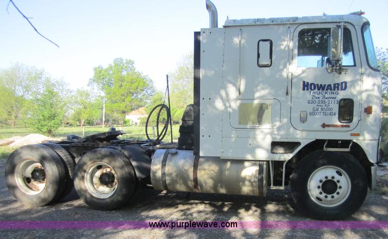 image for item 1000 1988 International COF9670 truck