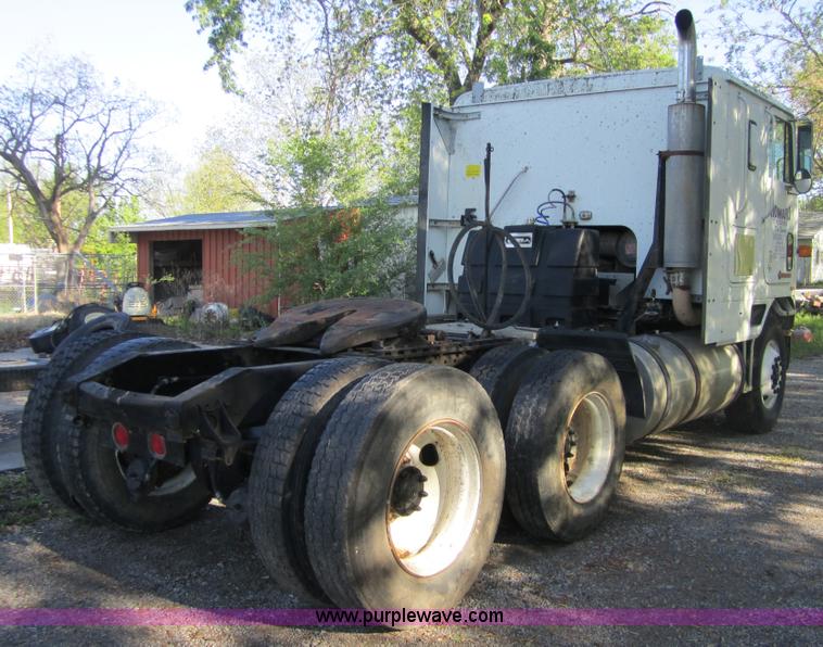 image for item 1000 1988 International COF9670 truck