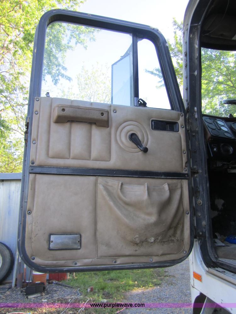 image for item 1000 1988 International COF9670 truck