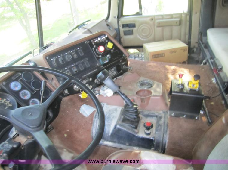 image for item 1000 1988 International COF9670 truck