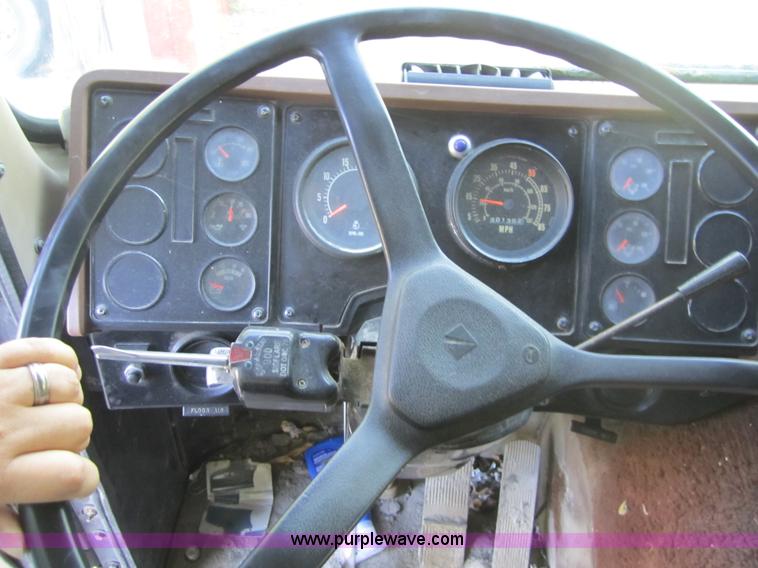 image for item 1000 1988 International COF9670 truck