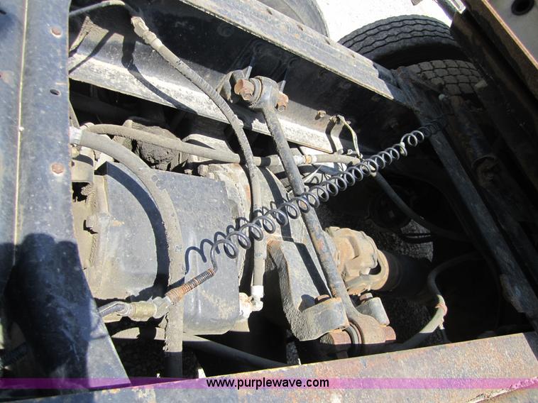 image for item 3856 1998 International 9400 Eagle semi truck