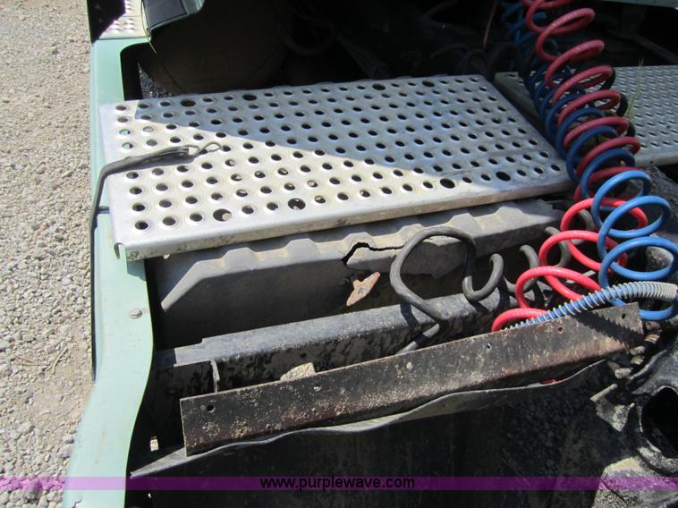 image for item 3856 1998 International 9400 Eagle semi truck