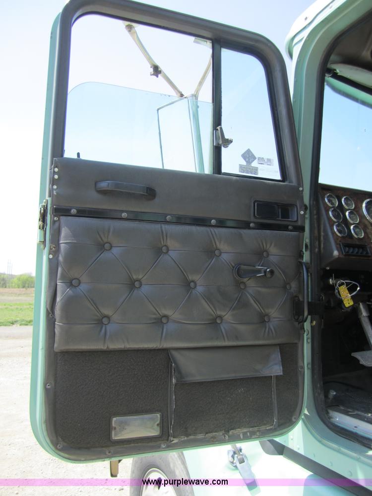 image for item 3856 1998 International 9400 Eagle semi truck