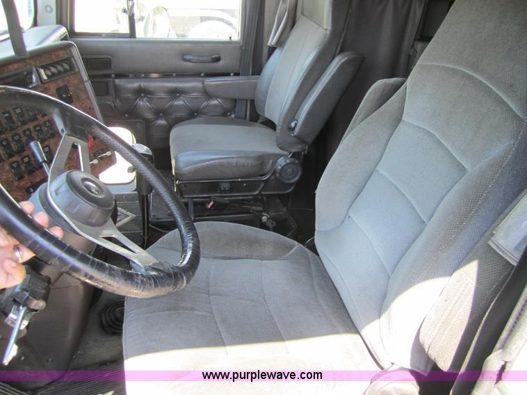 image for item 3856 1998 International 9400 Eagle semi truck