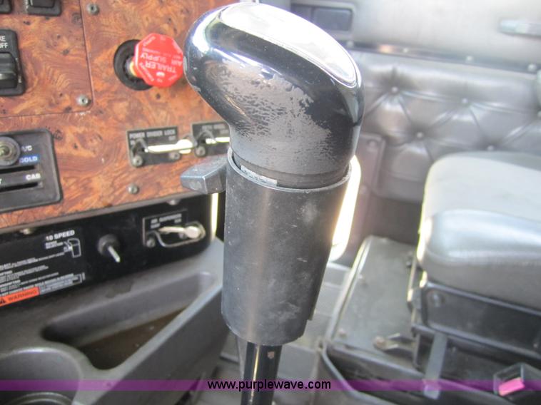 image for item 3856 1998 International 9400 Eagle semi truck