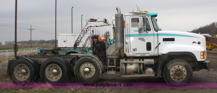 image for item 4717 1993 Mack CL713 semi truck