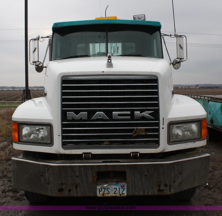image for item 4717 1993 Mack CL713 semi truck