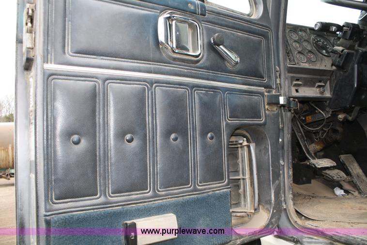 image for item 4717 1993 Mack CL713 semi truck