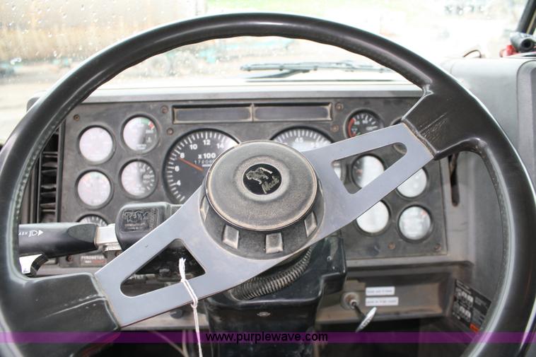 image for item 4717 1993 Mack CL713 semi truck