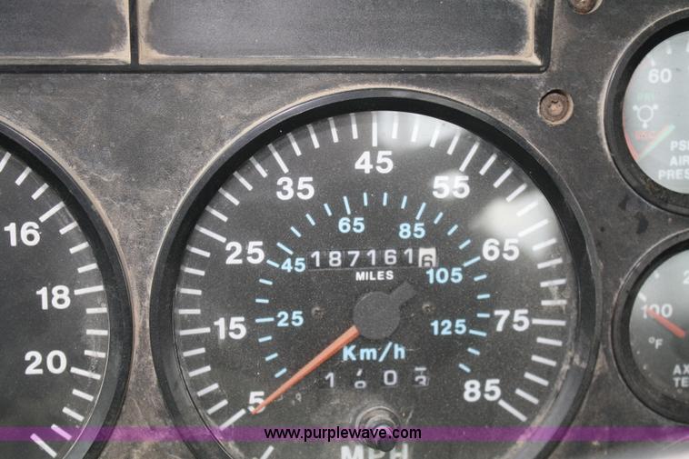 image for item 4717 1993 Mack CL713 semi truck