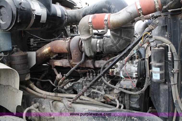 image for item 4717 1993 Mack CL713 semi truck