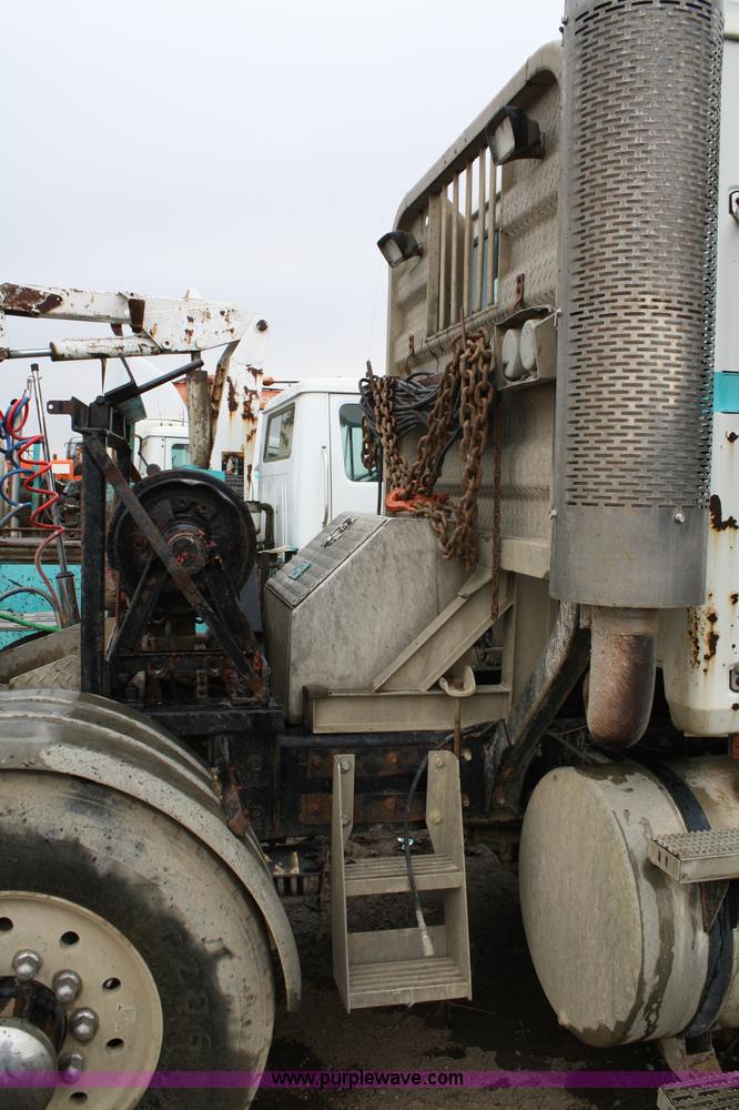 image for item 4717 1993 Mack CL713 semi truck