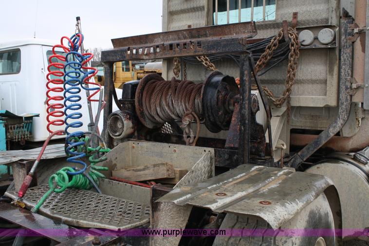 image for item 4717 1993 Mack CL713 semi truck