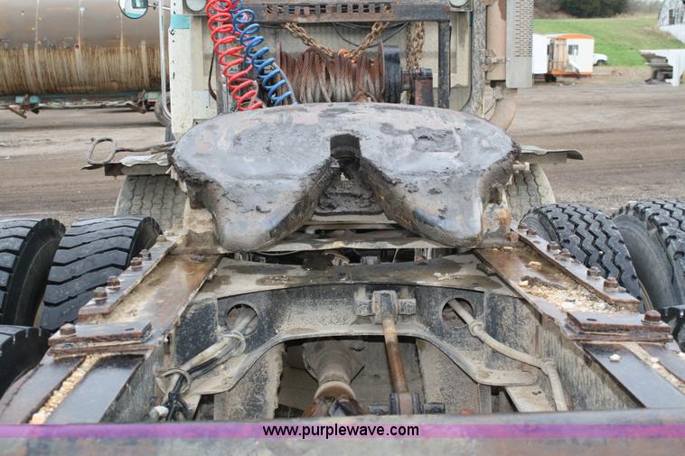 image for item 4717 1993 Mack CL713 semi truck