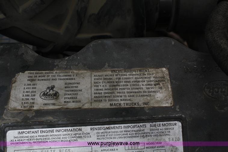 image for item 4717 1993 Mack CL713 semi truck