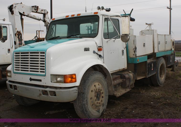 image for item 4719 1995 International 4900 service truck