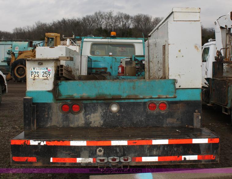 image for item 4719 1995 International 4900 service truck