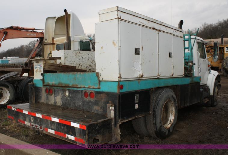 image for item 4719 1995 International 4900 service truck