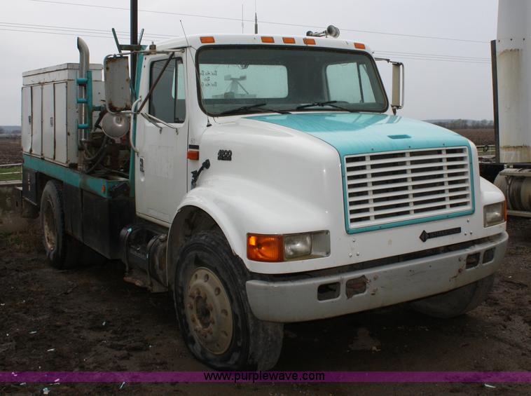 image for item 4719 1995 International 4900 service truck