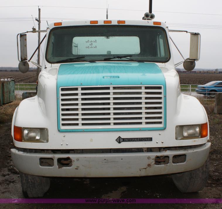 image for item 4719 1995 International 4900 service truck