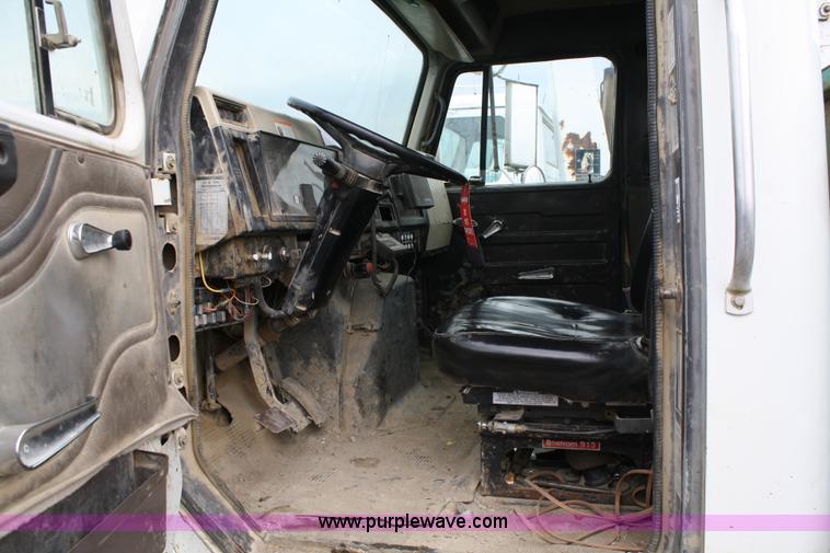 image for item 4719 1995 International 4900 service truck