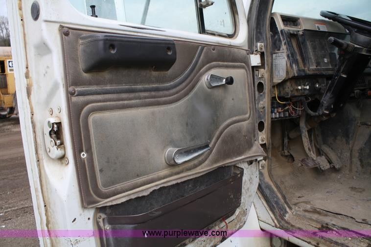 image for item 4719 1995 International 4900 service truck