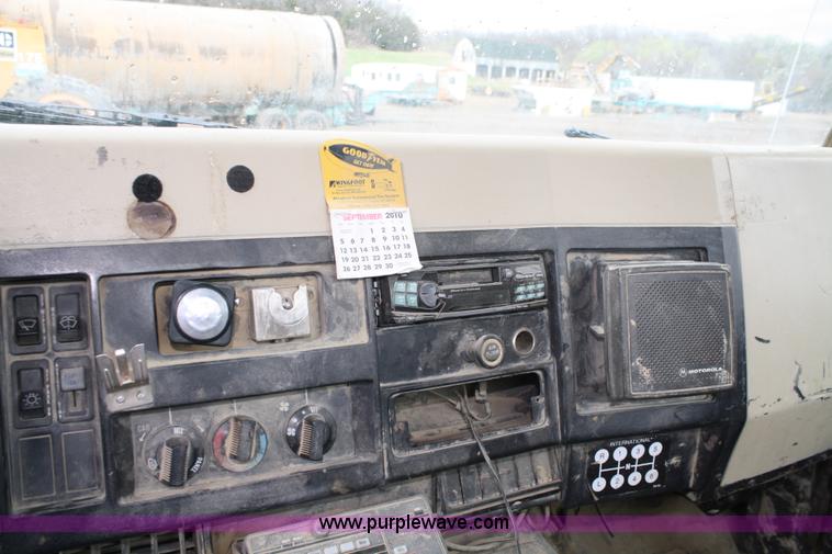 image for item 4719 1995 International 4900 service truck