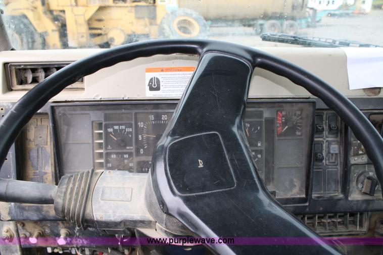 image for item 4719 1995 International 4900 service truck