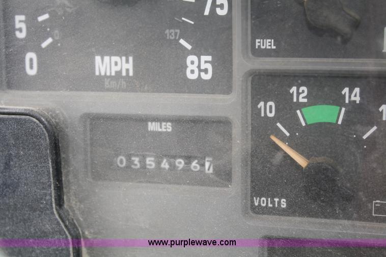 image for item 4719 1995 International 4900 service truck