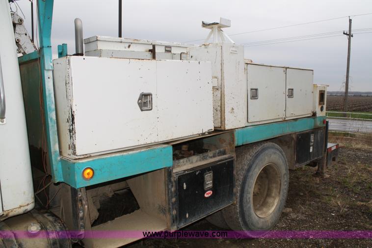 image for item 4719 1995 International 4900 service truck