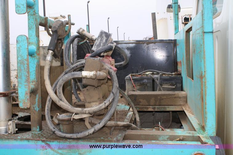 image for item 4719 1995 International 4900 service truck